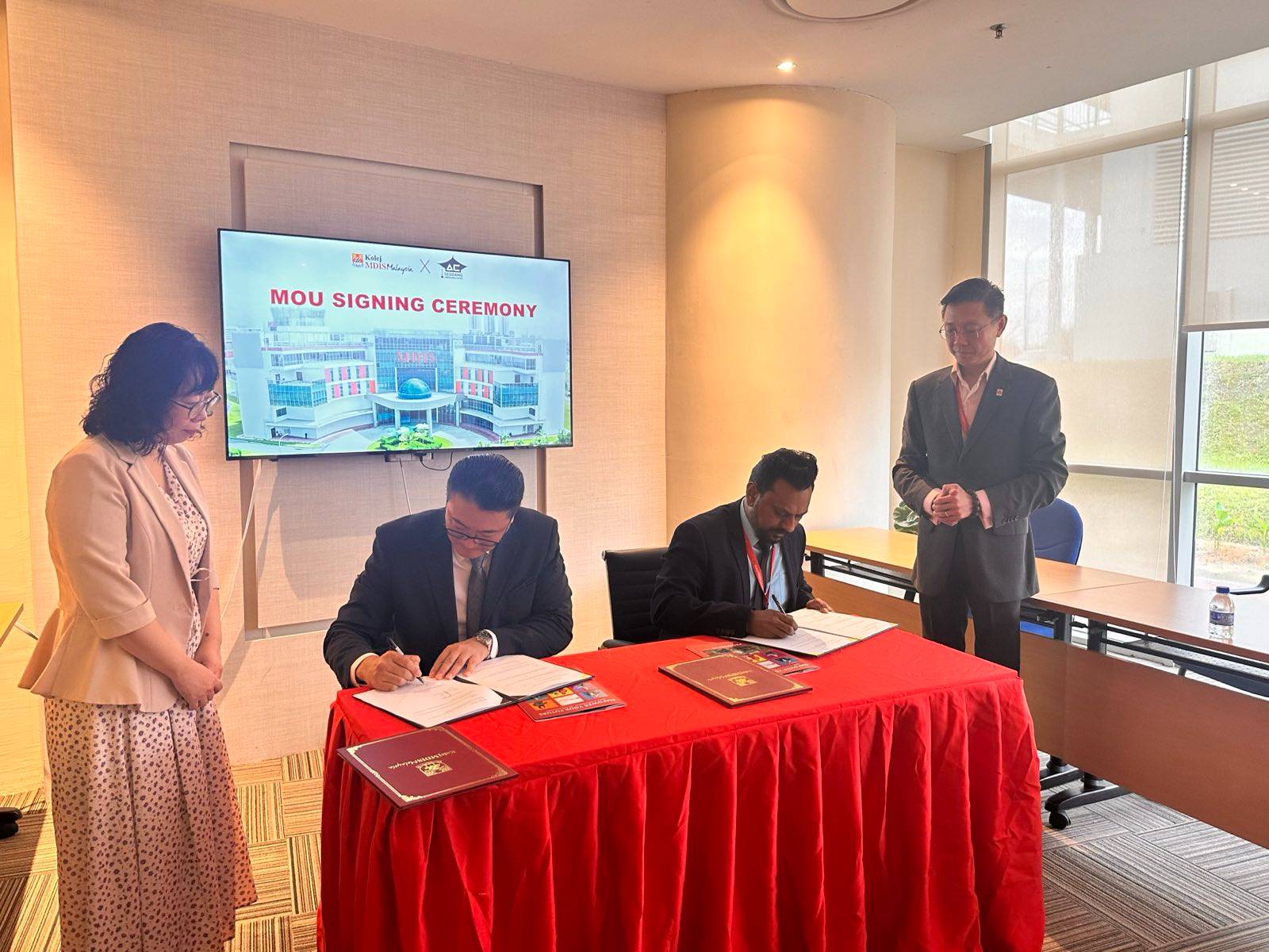 iSeodang and MDIS Malaysia representatives signing the MOU