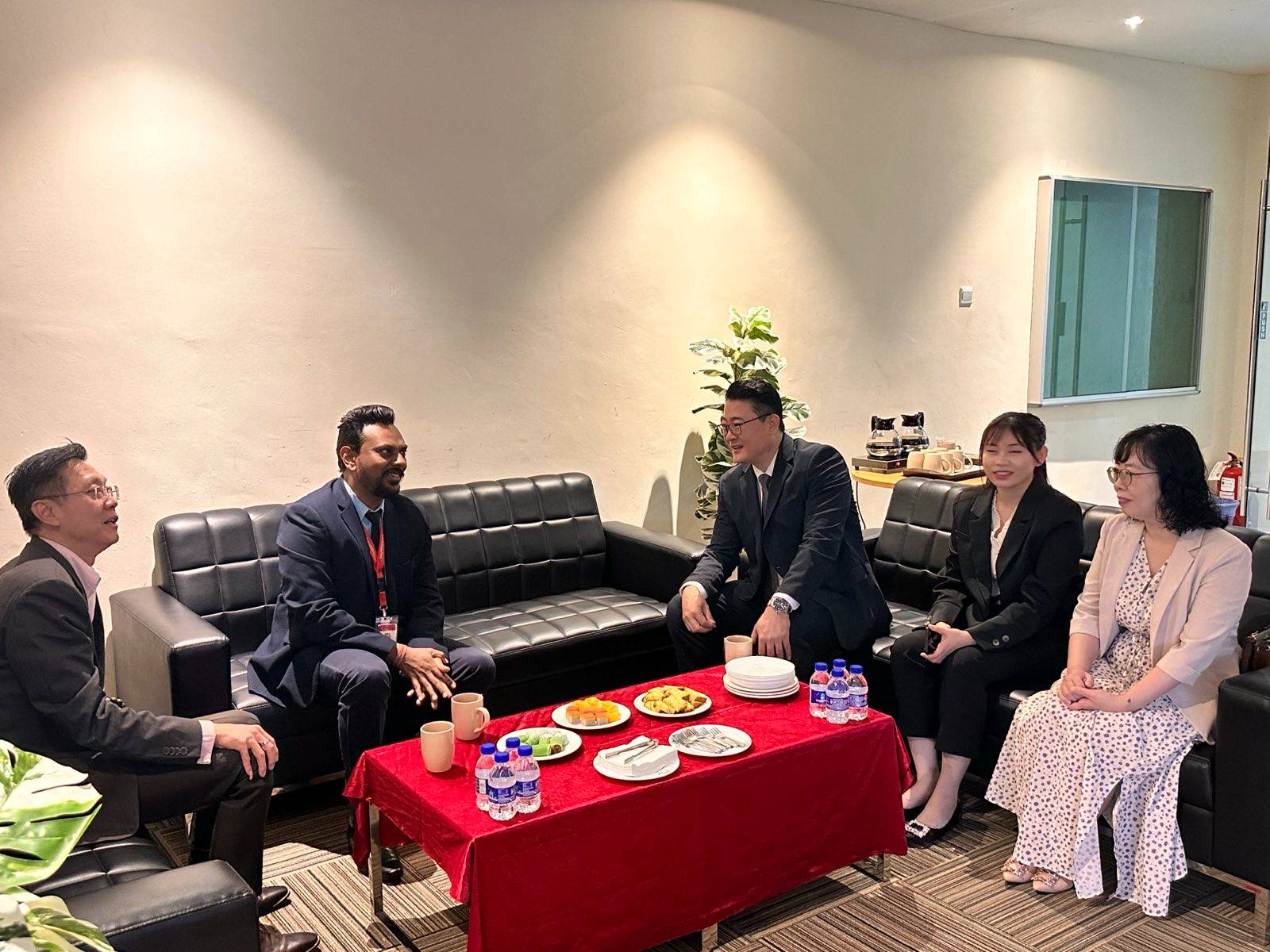 iSeodang and MDIS Malaysia representatives discussing their partnership